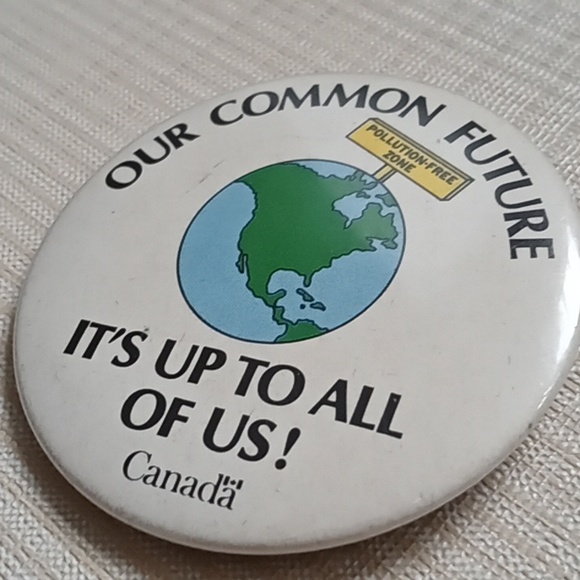 Retro Pin. Canada "pollution free zone" - Picture 3 of 3